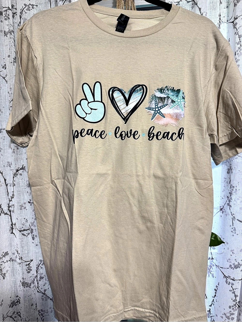 Peace live beach Gildan Graphic Tee in Beige Size Medium. New!
